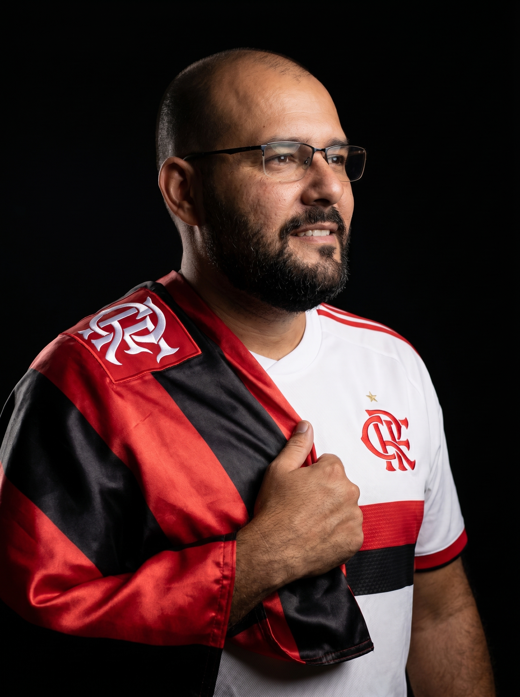 Homem segura a bandeira do clube posando de perfil.