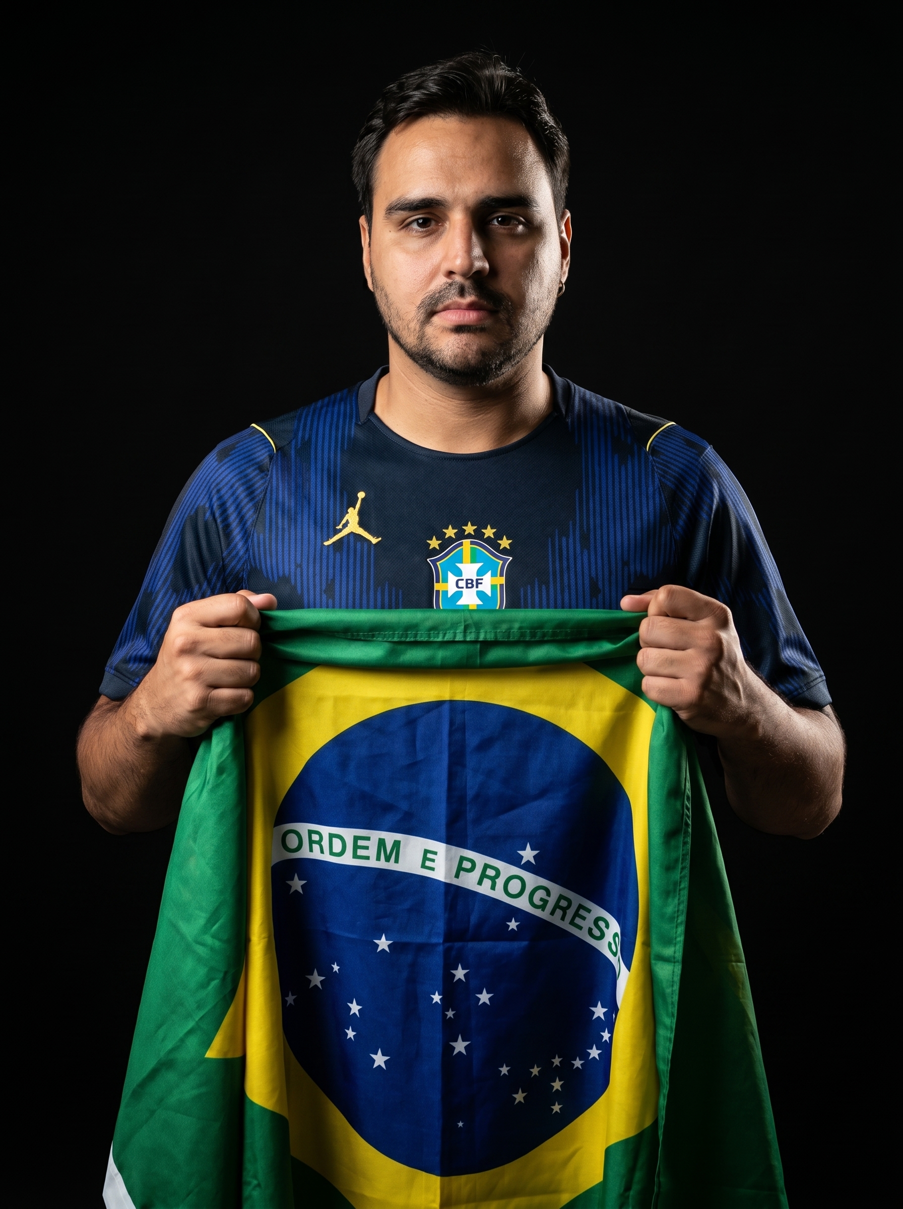 Homem segura a bandeira do brasil com a camisa azul da Seleção Masculina Brasileira de Futebol